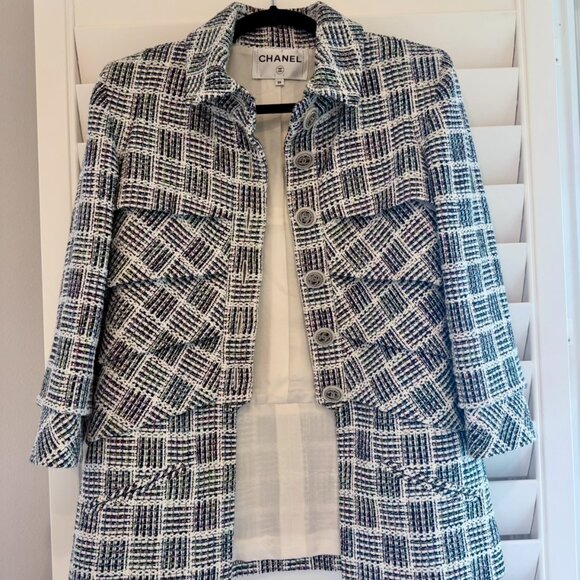 CHANEL WHITE/NAVY MULTI CC LOGO BUTTONED METALLIC DETAIL TWEED JACKET - Picture 6 of 9
